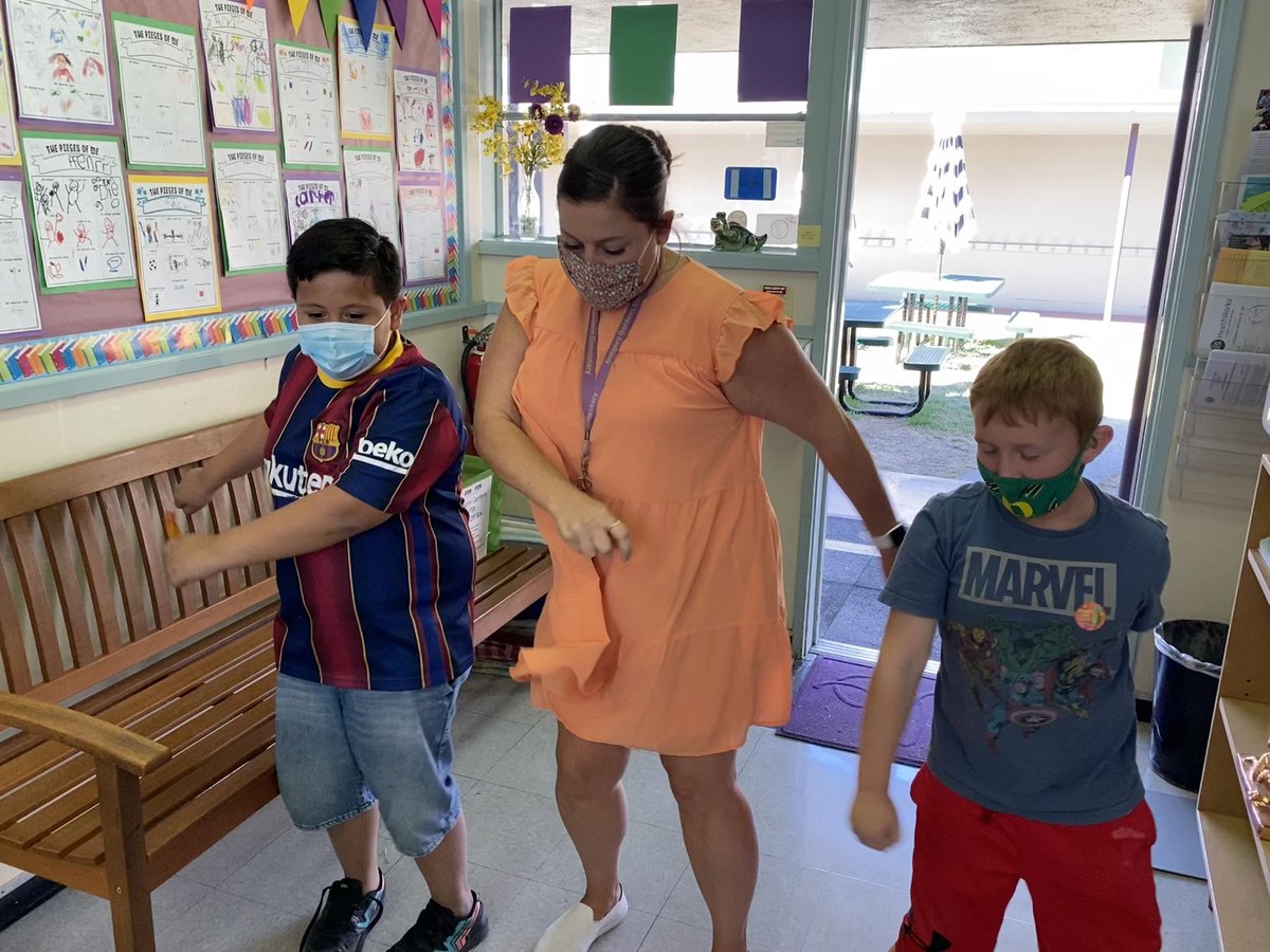 MsKoontzMDUSD's tweet photo. These two love to celebrate their success! Today we had the best group hug followed by a few fav movesโฆ. The floss and a dab ๐
#relationshipsmatter #gatorprin #dancingthroughit https://t.co/UcsV4spAZd