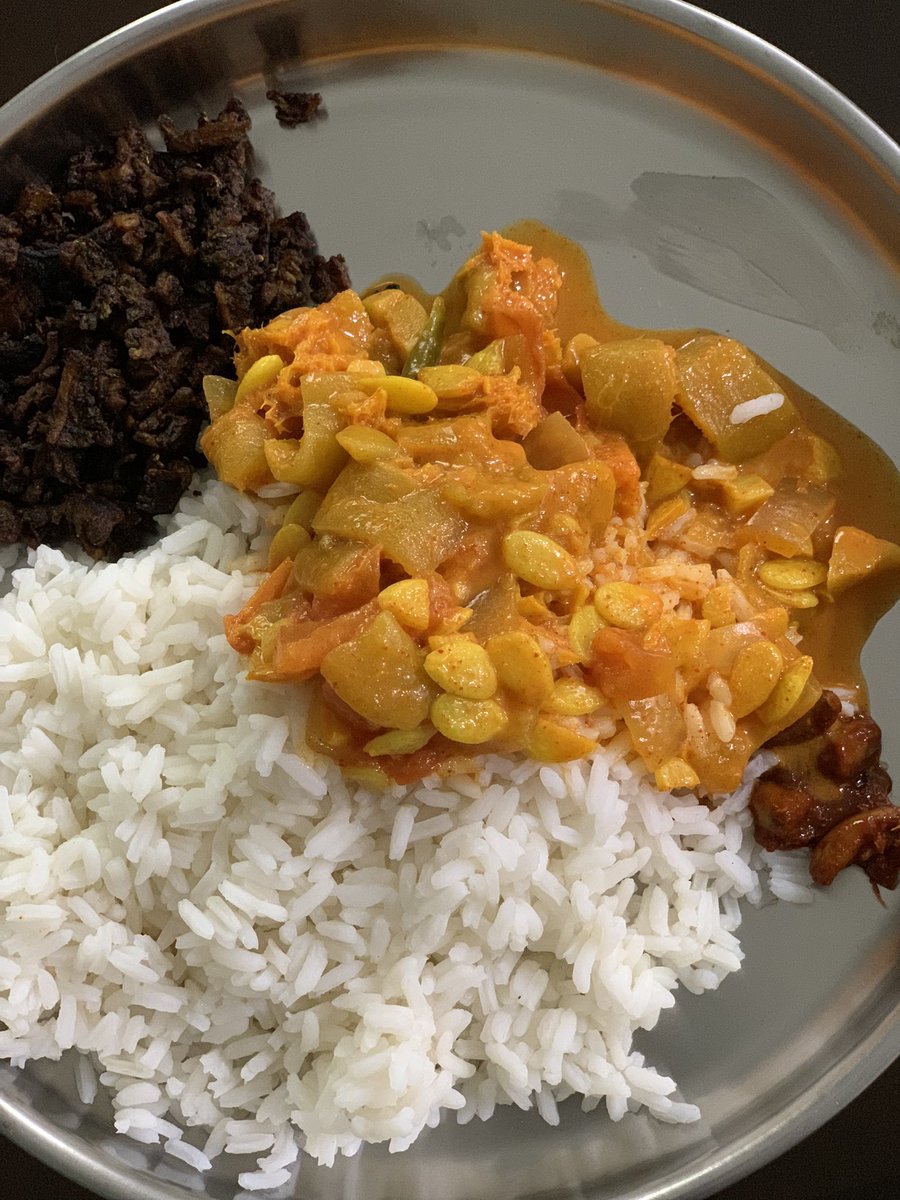 relationWthFood's tweet photo. ഊണ് കാലായിണ്ട് ...
On my plate:
🌾 Parboiled rice/പുഴുങ്ങലരി ചോറ്
🥘Luffa(Ridge Guord)curry in coconut milk/ തേങ്ങാപാൽ ചേർത്ത പീച്ചിങ്ങ കൂട്ടാൻ
🧆Bitter guord fry/കയ്പയ്ക്ക ഉപ്പേരി
🧄Garlic pickle/ വെളുത്തുള്ളി അച്ചാർ
.#keralalunch #foodlover #naadan #oonu #meals #tweetoftheday https://t.co/0YzSaRUTho