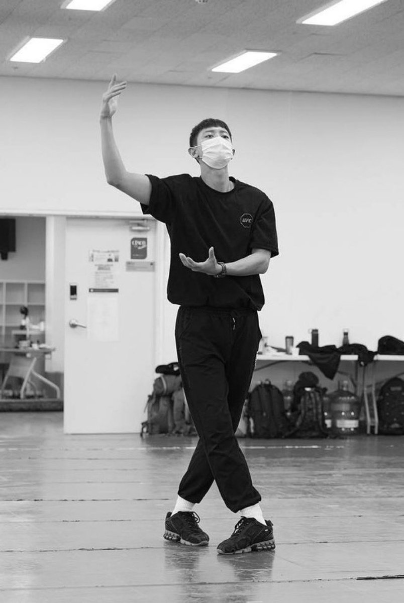 TheChanBaeker's tweet photo. ARE WE REALLY READY FOR MUSICAL ACTOR PARK CHANYEOL 😭 https://t.co/BvUNLLa5Lo