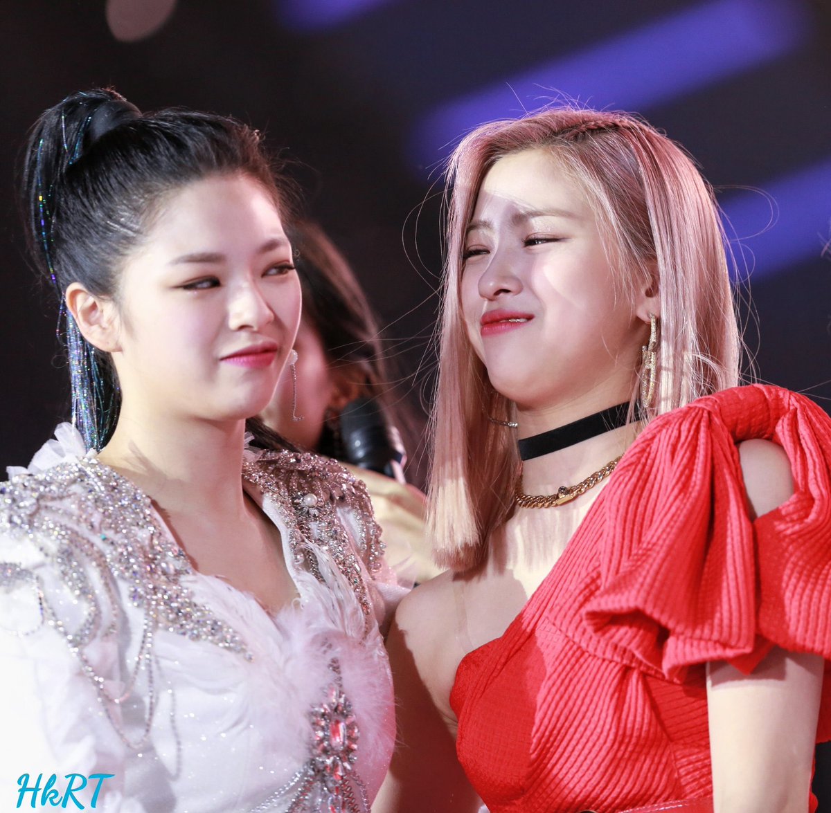 bestofitzy's tweet photo. ryujin with twice jeongyeon 
#ITZY #있지 https://t.co/x7VRxH0ftd