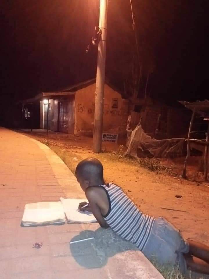 Diegochuene's tweet photo. Can you please retweet this until we found him i want to buy him electricity and food #FamilyMeeting #level1 https://t.co/t9kywHUIRA