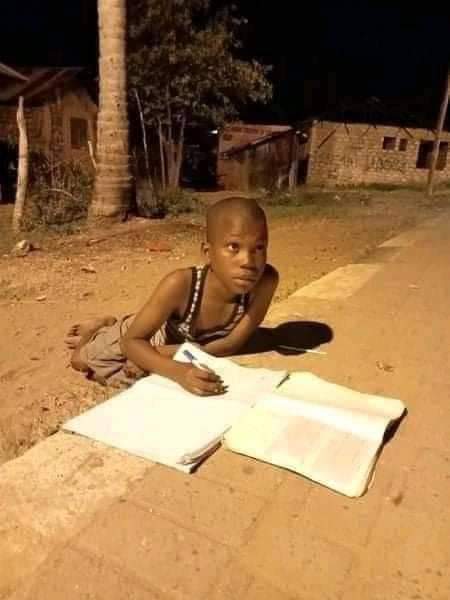 Diegochuene's tweet photo. Can you please retweet this until we found him i want to buy him electricity and food #FamilyMeeting #level1 https://t.co/t9kywHUIRA