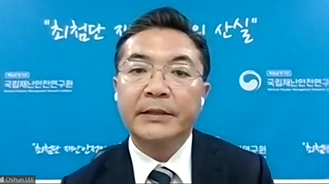 ADPCnet's tweet photo. Mr. Chihun Lee of #NDMI in #Korea discusses at #RCC16 how smart disaster management systems use integrated information to alert people & communities with various risks. He explains how such knowledge was shared with SEA countries to promote preparedness & resilience. https://t.co/6R5E0wl48t