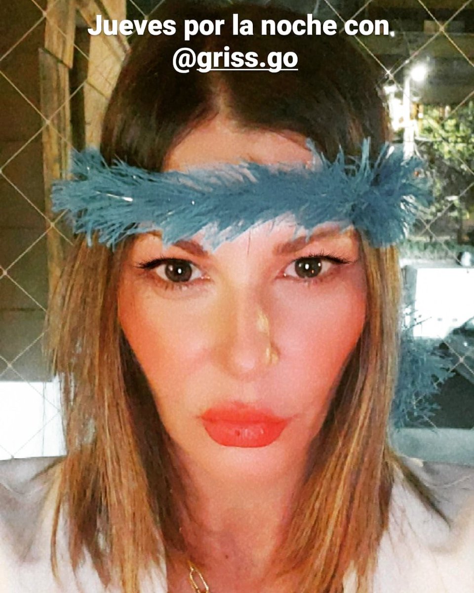 JanineBergoeing's tweet photo. Primer día sin toque de queda. Después de muchísimo tiempo. Celebrando con un espumante... y copuchando. Ahora depende de todos que no volvamos a encerrarnos en casa. #nomastoquededa #libertad #feliz @JanineBergoeing https://t.co/UOLcOOj1TH