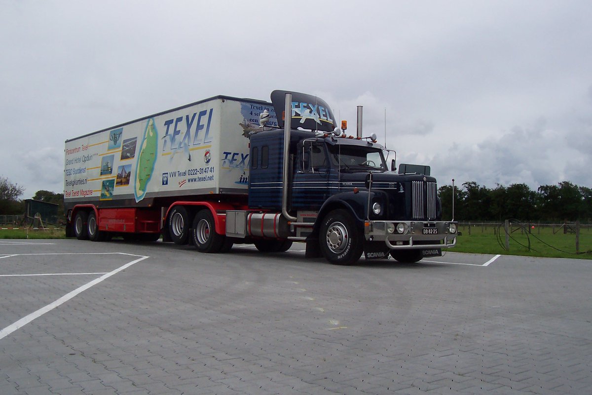 Lvzhish's tweet photo. @Rob_rtm Nog een paar uit de oude doos. De mooiste truck van #Texel met de #Knapste man van #Texel π https://t.co/VxKqvkBhD9