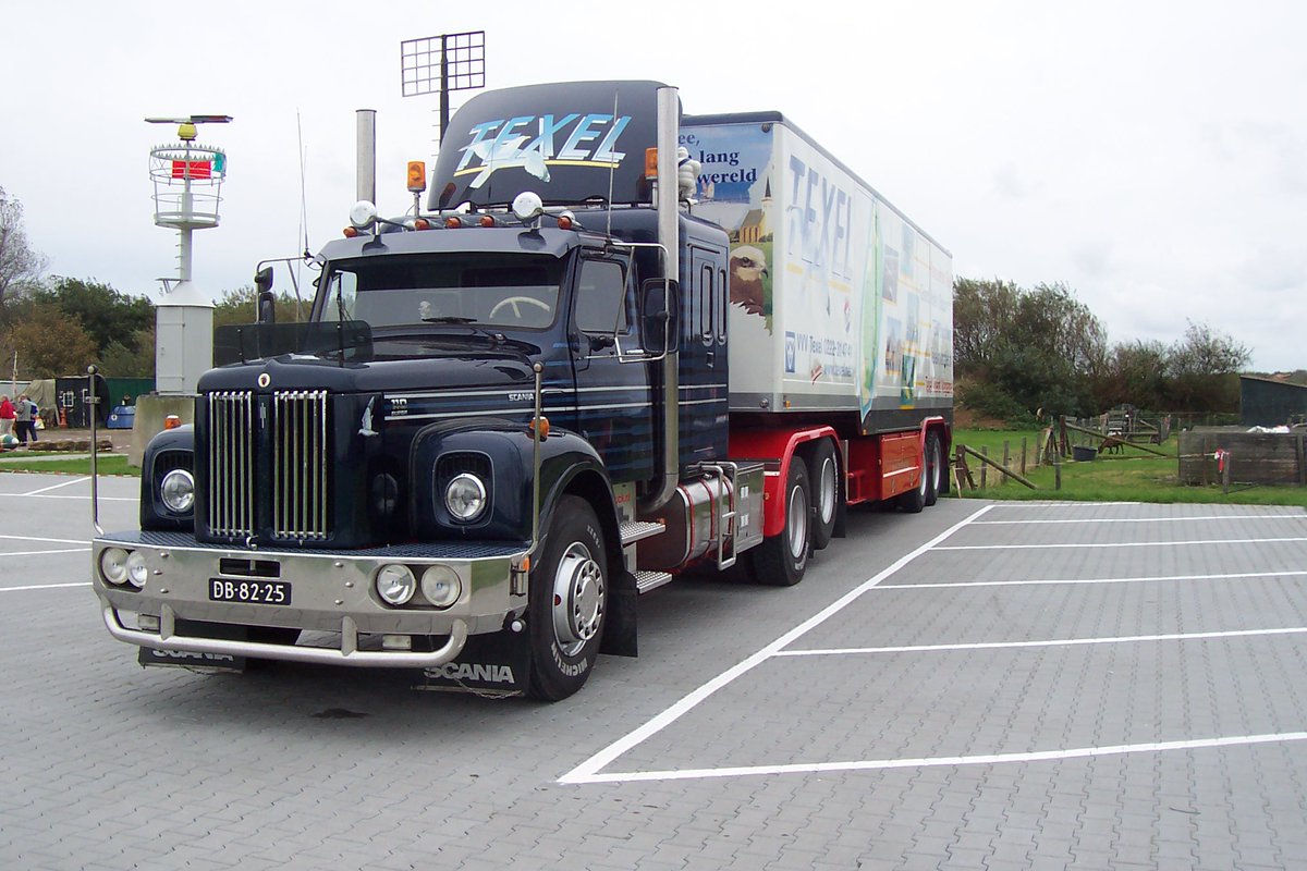 Lvzhish's tweet photo. @Rob_rtm Nog een paar uit de oude doos. De mooiste truck van #Texel met de #Knapste man van #Texel π https://t.co/VxKqvkBhD9
