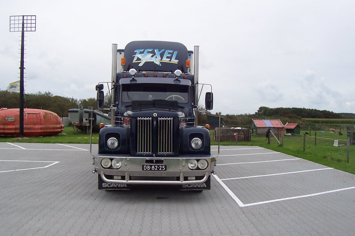 Lvzhish's tweet photo. @Rob_rtm Nog een paar uit de oude doos. De mooiste truck van #Texel met de #Knapste man van #Texel π https://t.co/VxKqvkBhD9