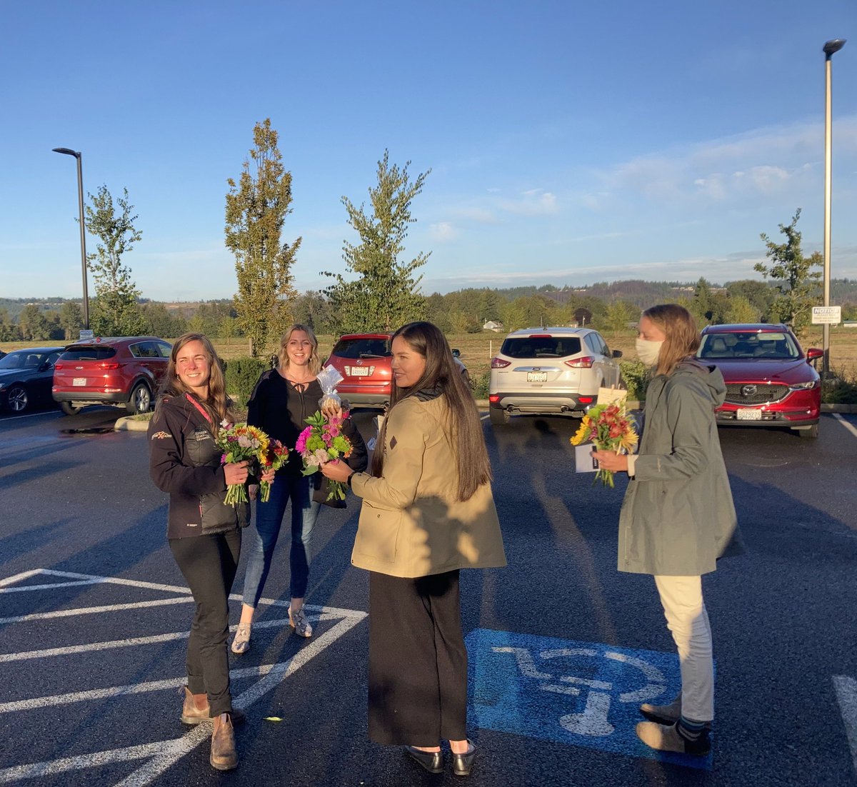 tatumweed's tweet photo. My cup is so full from spending the evening with these amazing @WSUPuyallupREC grad students after a year and a half! @puyallupsumner put on another fabulous Women in Business event and that ☀️ + 💐 at the end was icing on the @nothingbundt cake! https://t.co/deAFdPQvlb