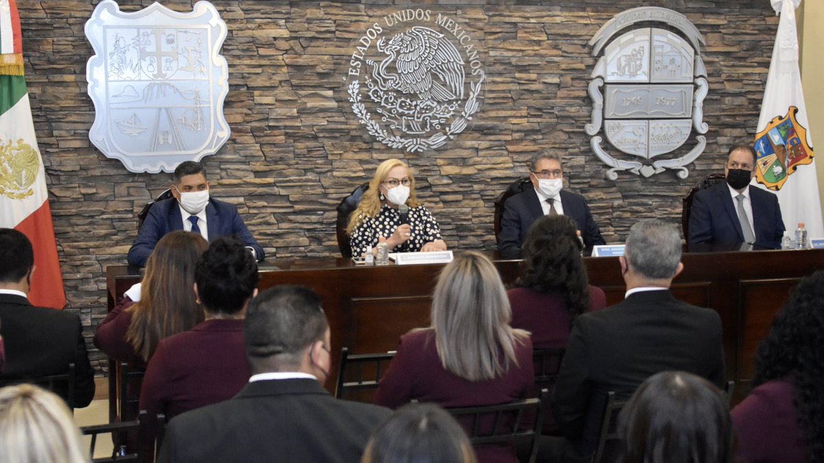 almalamparan's tweet photo. Durante la Sesión Extraordinaria de Cabildo Número 12, se realizó la ceremonia de cambio de poder, en donde mi sucesor, el ahora alcalde Armando Martínez Manríquez, tomó protesta constitucional en el palacio municipal, y a quien le deseo el mejor de los éxitos durante su gobierno https://t.co/Xy73MglhIx