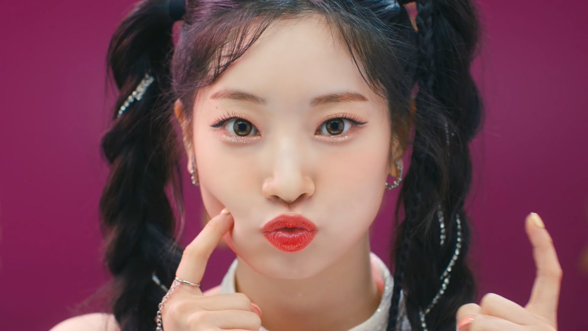 archivedkdh's tweet photo. madly in love with dahyun https://t.co/r9qOgFOwyk
