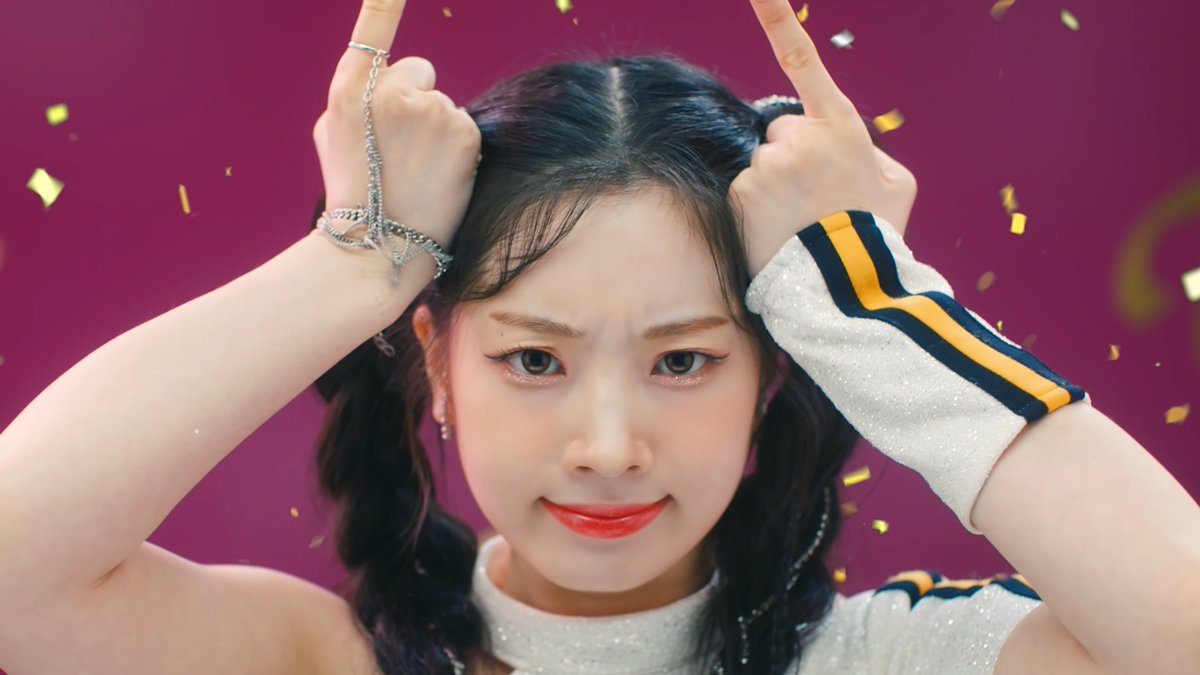 archivedkdh's tweet photo. madly in love with dahyun https://t.co/r9qOgFOwyk