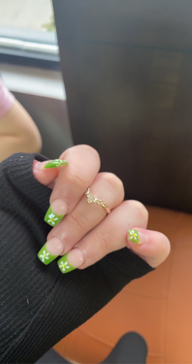 dumb___mutt's tweet photo. got my nails done yesterday aren’t they so cute. they’d be cuter covered in your blood <3 https://t.co/SKimun3MWQ