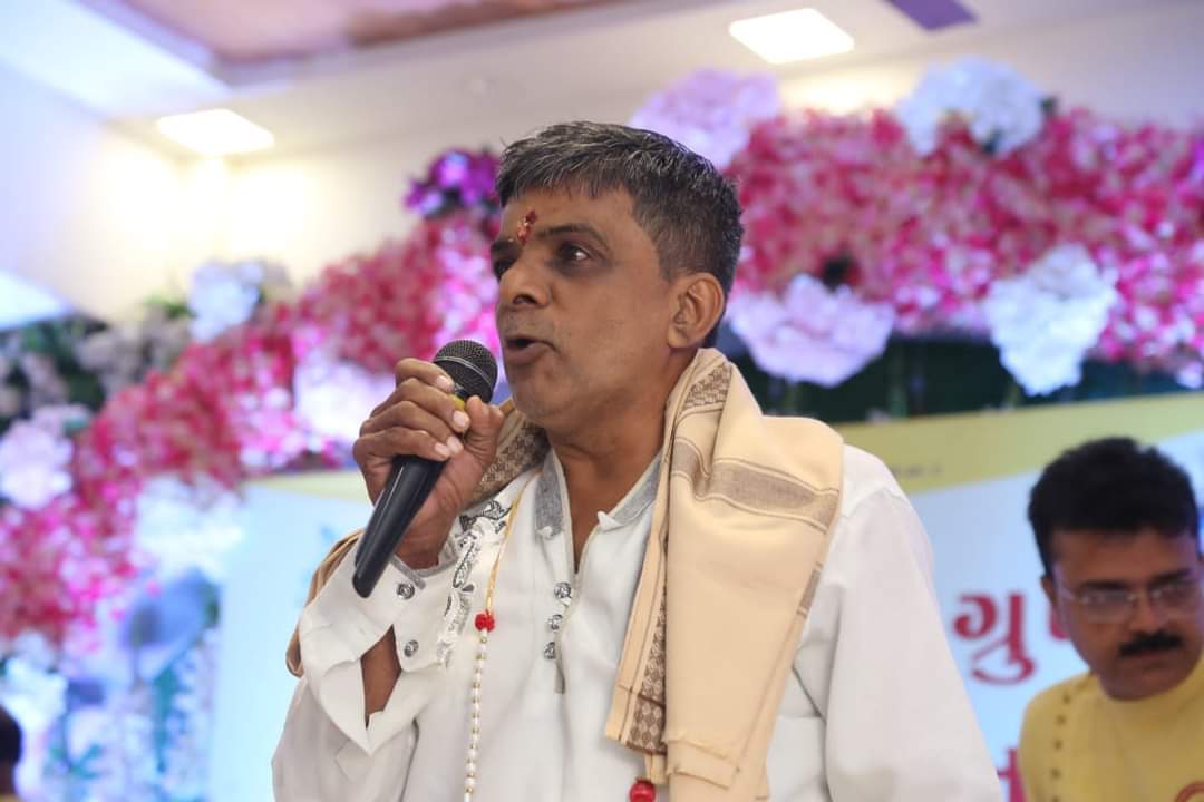 JagoJainJagore's tweet photo. આ ભાઈ છે ને આમનું નામ ઉદયભાઈ છે આ ભાઈ એકજ છે વિહાર ગ્રુપ ના જે સફાલે થી વૈતરના ખાડી ડેન્જર બ્રીજ્ ક્રોસ કરાવે છે જોવા જેવું હોઈ. આ ઉદય ભાઈ રૈલ્વે ટ્રેક પર વિહાર કરાવે છે. ખૂબ સરસ સેવા આપે છે 27+27 સાધુ સાધ્વીજી ભગવંતોને આ ઍક અજ ભાઈ હેન્ડલ કરે છે. ખૂબ અજ સરસ
🙏🏽 ખૂબ ખૂબ અનુમોદના 🙏🏽 https://t.co/0t6awF9QTN