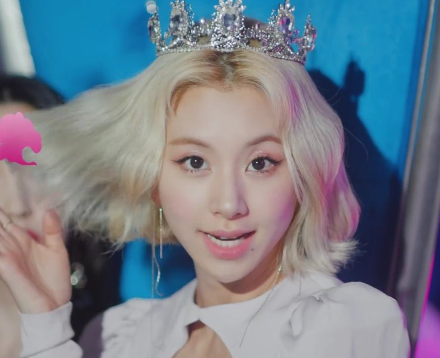 chaeypics's tweet photo. PROM queen chaeyoung https://t.co/r4PTMHYXnX