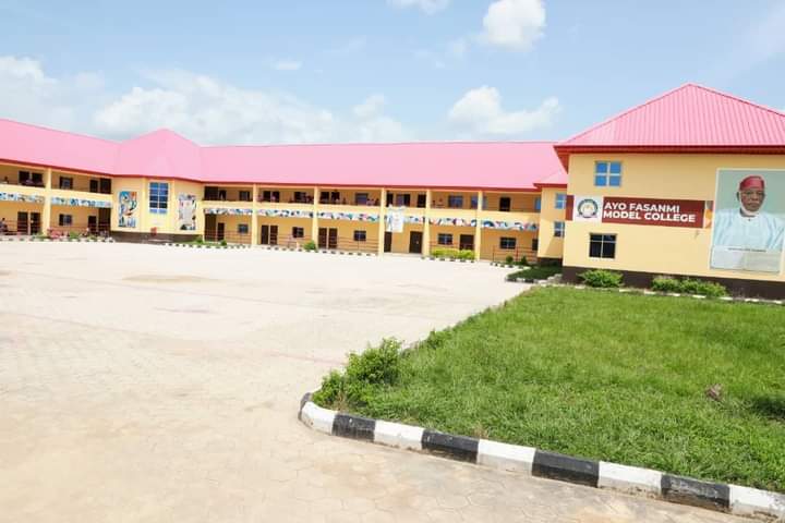tosinsammy_s's tweet photo. #JKFatWorks

Staff and students of Ayo Fasanmi Model College, (one of the 5 new Model Colleges, established by the @kfayemi Administration) during their first term assessment test, in Ado Ekiti.

This is Model indeed.... Kudos to JKF!

#JKF2at3 https://t.co/b05mjeyKt4