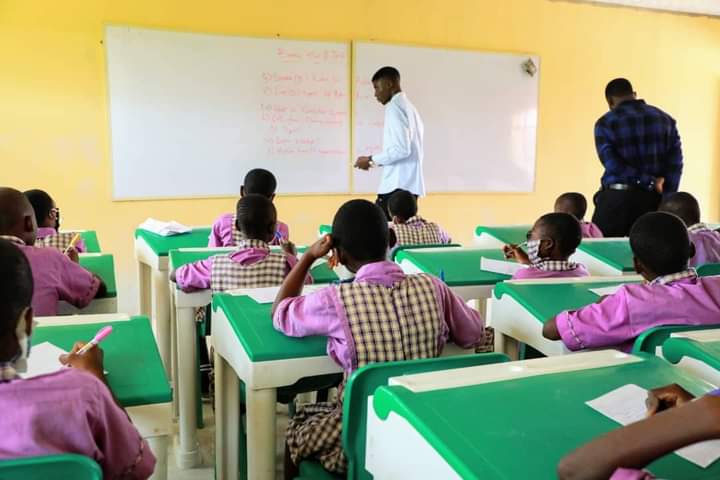 tosinsammy_s's tweet photo. #JKFatWorks

Staff and students of Ayo Fasanmi Model College, (one of the 5 new Model Colleges, established by the @kfayemi Administration) during their first term assessment test, in Ado Ekiti.

This is Model indeed.... Kudos to JKF!

#JKF2at3 https://t.co/b05mjeyKt4