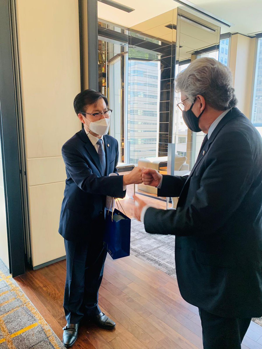 ThierryBreton's tweet photo. Thatโs a wrap!
Concluding my working visit to South Korea with a constructive exchange with Trade Minister Han-koo Yeo ๐ฐ๐ท
2 weeks after the EU presented its #IndoPacific strategy, we are moving forward with ๐ช๐บ/๐ฐ๐ท #Digital Partnership Agreements.
#TechAndChipsTour https://t.co/yHmCBDHLln