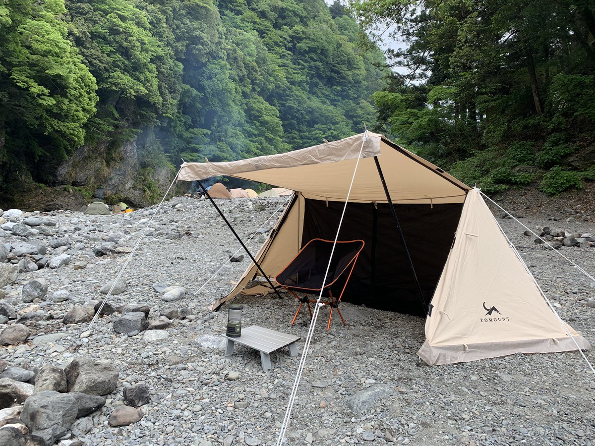 ソロキャンプで愛用しているtomountのパップテント。スタイリッシュでかっこいいし、中にインナーテントあって快適。写真眺めてお酒飲めるレベルです🍶🥺