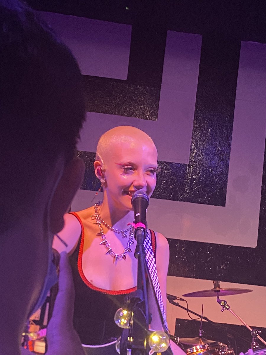 d3adpannsbf's tweet photo. @kidzwithbugz the show was absolutely amazing and i want u to always remember i named ur guitar albert!!<3 https://t.co/vziGt2y50D