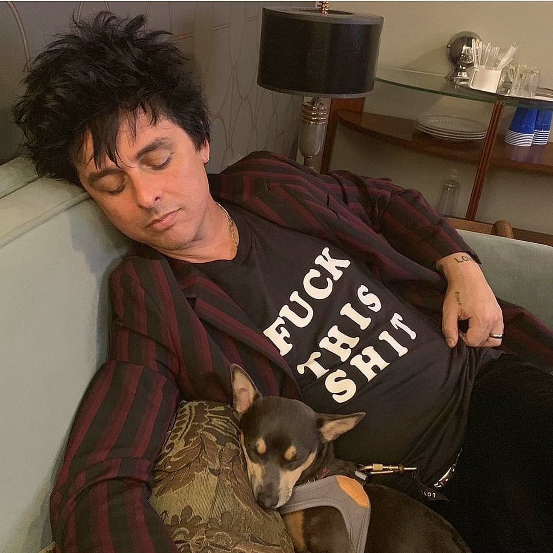 rollingstoneBR's tweet photo. bora levantar, Billie Joe, que setembro acabou!! https://t.co/8jTto4wzl7