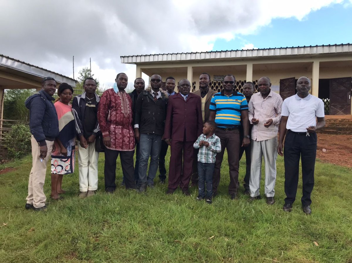 zenunetwork's tweet photo. Passation de service au lycée de Bahouc. Le nouveau proviseur disposé à collaborer avec #APADER avec avis favorable du proviseur sortant (admis à faire valoir ses droits à la retraite) dans le cadre du projet #CitizenSchool https://t.co/024hdSdKPC