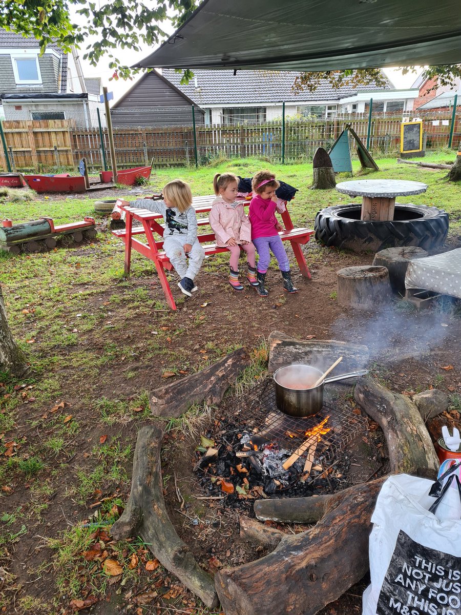 DrakiesELCC's tweet photo. It was a bit chillier today so beans on toast cooked over the fire warmed us up! @DrakiesPS https://t.co/OFonZAWKFY