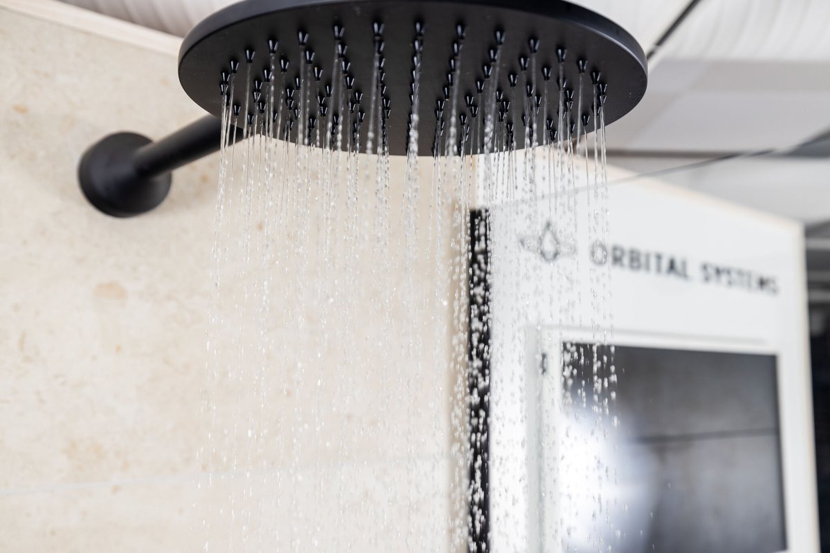 Full fart på Makajo showroom i Malmö! Här kan du se Orbital Shower i verkligheten och få en personlig demonstration av världens första cirkulära dusch som sparar upp till 90% vatten. Välkommen att boka din demo hälsar Christian! Boka på vår hemsida här: bit.ly/3BaL4Wp