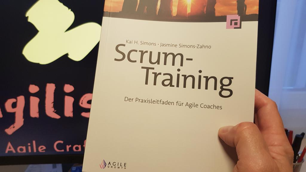 So cool 🤩. Das Buch von <a href="/JasmineZahno/">Jasmine Zahno</a> und <a href="/LetsGetAgile/">Kai H. Simons</a> ist angekommen. Sieht sehr toll aus. Ich bin gespannt auf den Inhalt.