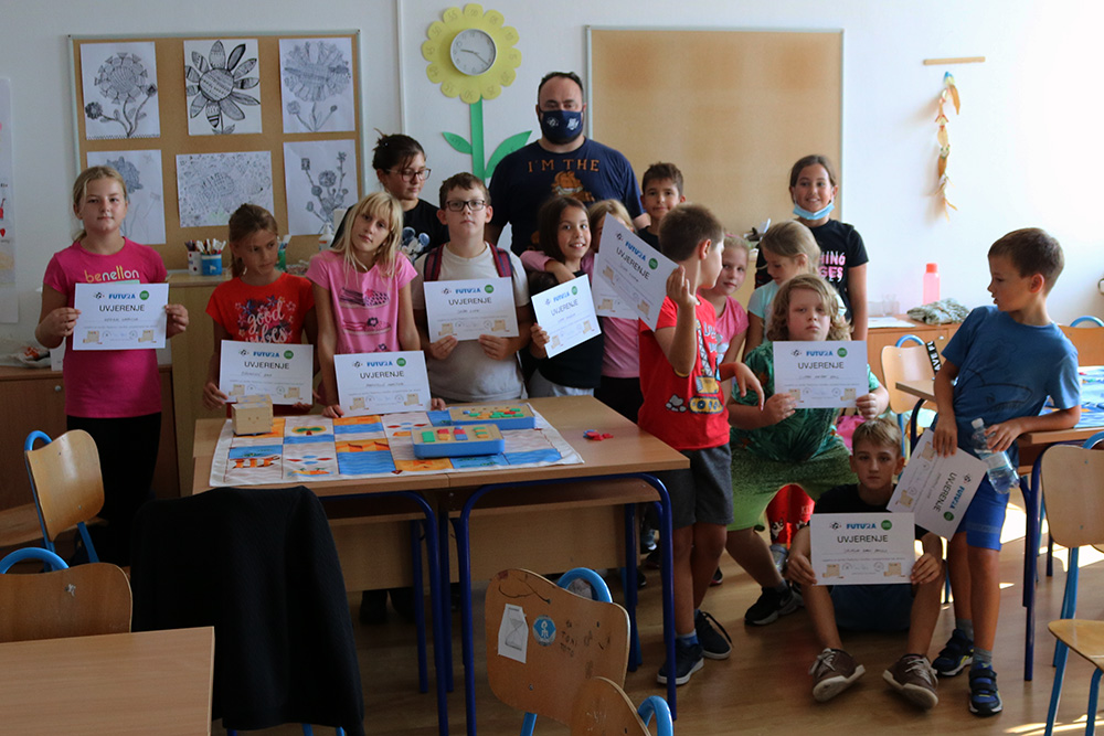 FuturaDubrovnik's tweet photo. Održane 2 radionice robotike i programiranja bez ekrana na Mljetu
#futura #HourOfCode #codeEU #codeweek #CodeWeekHR #radionice #workshops #programming  #coding #eatsleepcoderepeat #programmers #code #stem #CSforall #CSforkids #cubetto #erw2021 #Arduino #robotika #robotics #robots https://t.co/txuTqQBupM