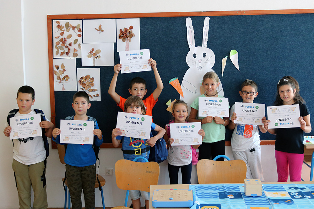 FuturaDubrovnik's tweet photo. Održane 2 radionice robotike i programiranja bez ekrana na Mljetu
#futura #HourOfCode #codeEU #codeweek #CodeWeekHR #radionice #workshops #programming  #coding #eatsleepcoderepeat #programmers #code #stem #CSforall #CSforkids #cubetto #erw2021 #Arduino #robotika #robotics #robots https://t.co/txuTqQBupM