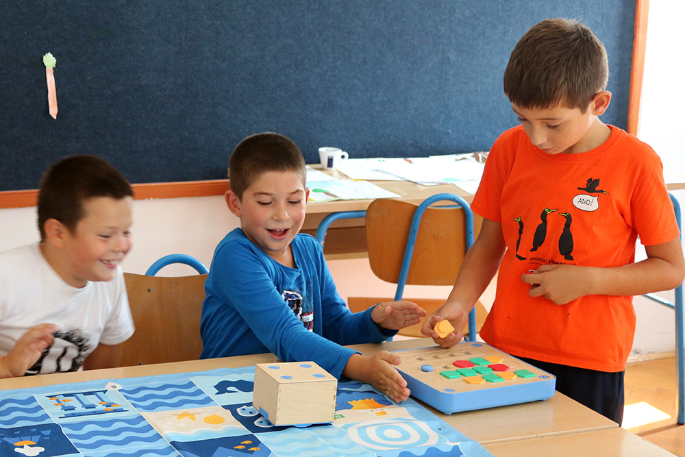 FuturaDubrovnik's tweet photo. Održane 2 radionice robotike i programiranja bez ekrana na Mljetu
#futura #HourOfCode #codeEU #codeweek #CodeWeekHR #radionice #workshops #programming  #coding #eatsleepcoderepeat #programmers #code #stem #CSforall #CSforkids #cubetto #erw2021 #Arduino #robotika #robotics #robots https://t.co/txuTqQBupM