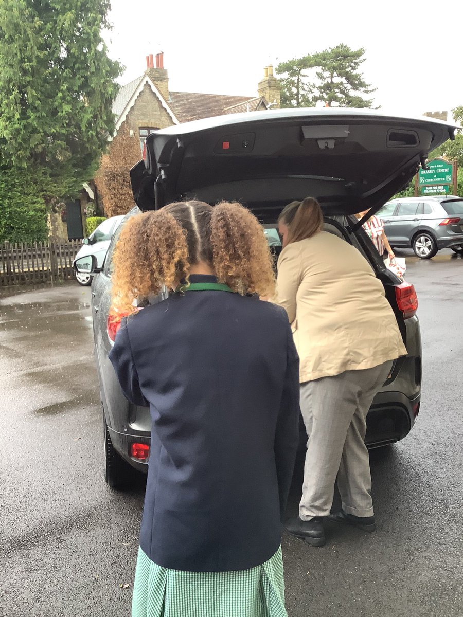 VIPSAylesford's tweet photo. Some Year 6 children helping deliver food to our local food bank. #harvestfestival #foodpoverty #communityrelations #stpeterschurchaylesford #foodbank #supportingcommunityprojects https://t.co/7mW2MjjLeb