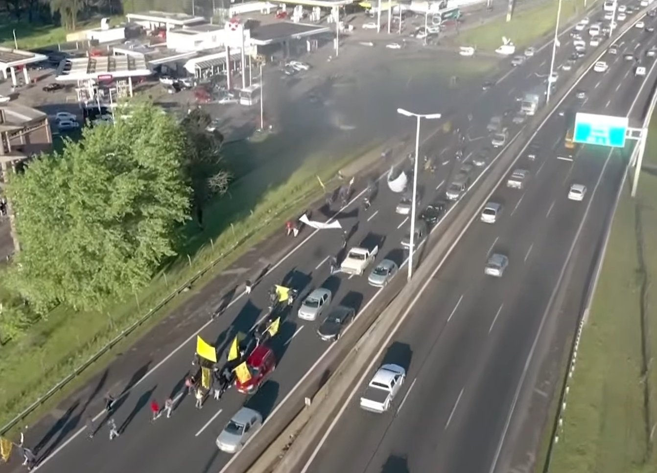 Nueva jornada de protestas: colectiveros y lecheros cortan calles y generan un caos de tránsito