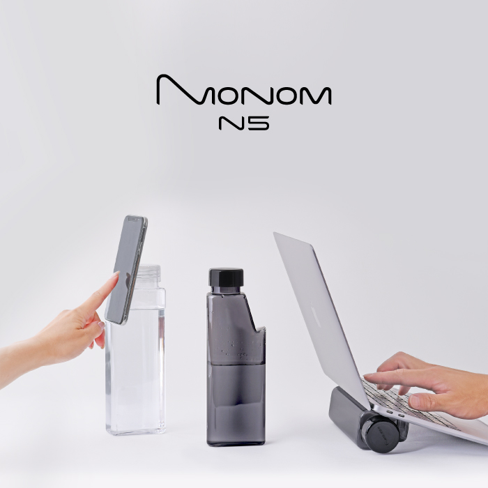 monoluckjp's tweet photo. #Monom N5 が発売開始🎉
先ずは、ECサイトから先行販売。

スマホスタンド・PCスタンドにもなるウォーターボトル  ❗️
👉#モノム は、ビジネスシーンでも、リモートでも、アウトドアでも、スポーツでもライフスタイルをサポート‼️

https://t.co/HMrk9fEMVX

#ウォーターボトル
#ミニマルデザイン https://t.co/FZaUVqfWnY