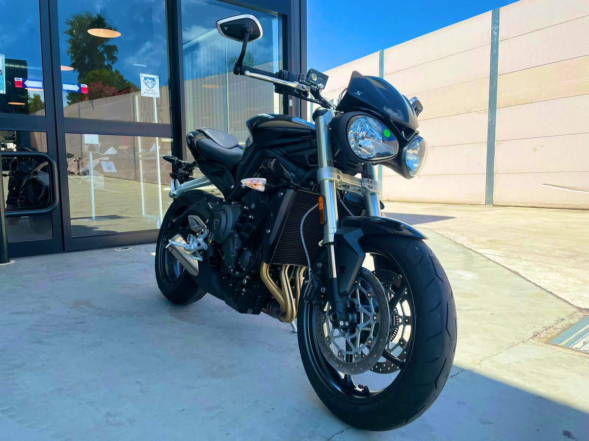 grem323's tweet photo. An impulsive moment #streettriple #triumph https://t.co/qh7vAATVW2