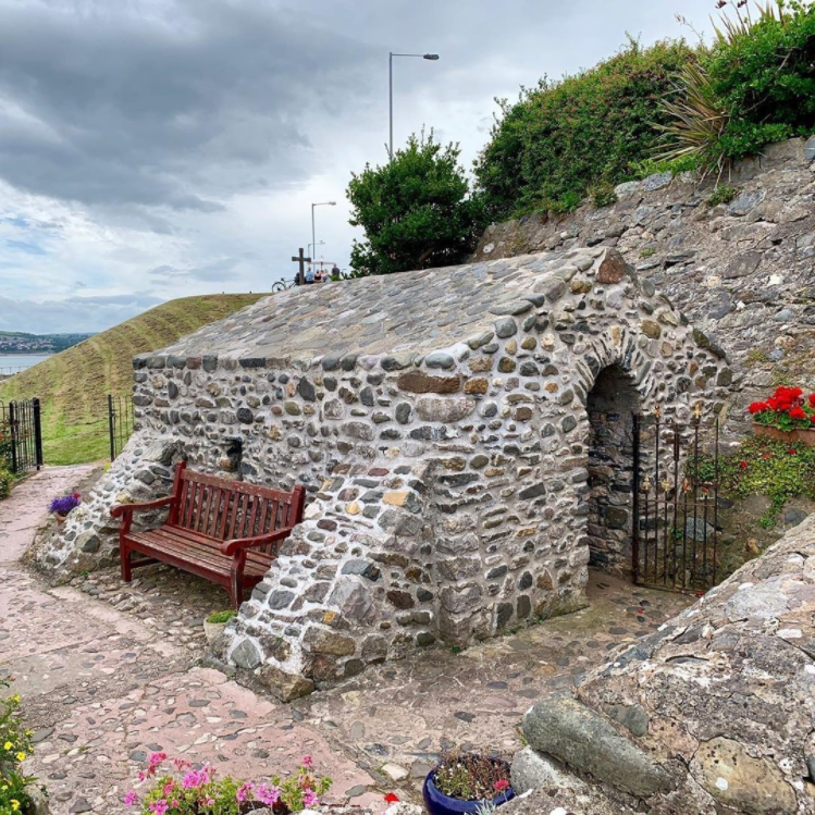 BlueBayHomes's tweet photo. This tiny little chapel in Rhos on Sea is thought to be the smallest church in the British Isles and is named after St Trillo, a 6th-century saint. With seats for just six people, it may well be a contender for the title! 🙌 image: @ brianej1 

https://t.co/rzPXNnwTSY https://t.co/02PW2JtizM