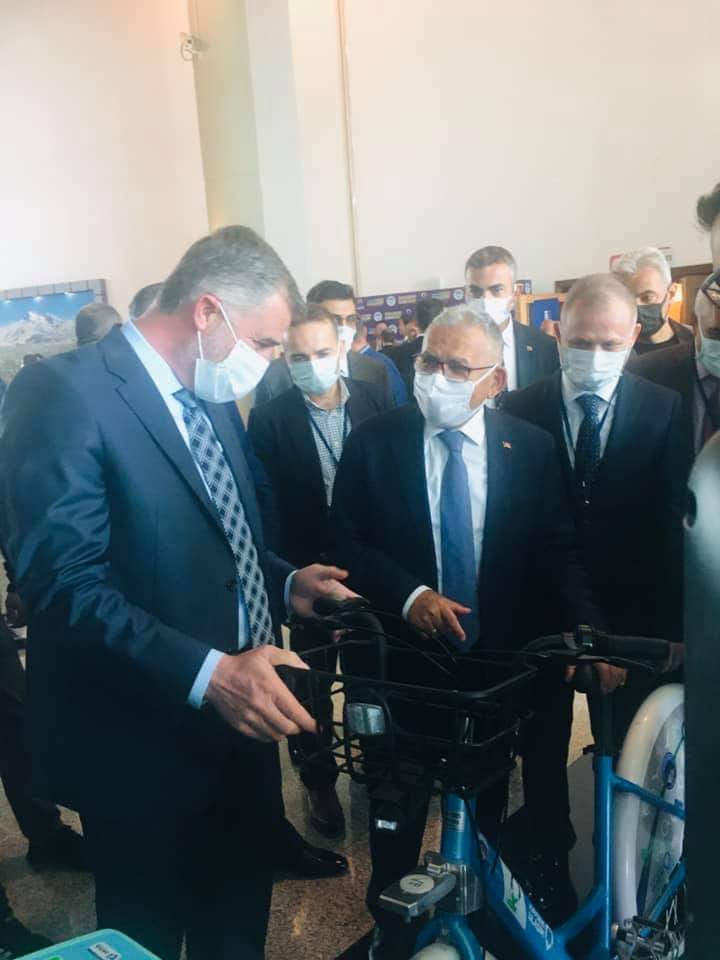 tohob's tweet photo. Kayseri'de @UlasimKayseri koordinasyonunda düzenlen ve sektörümüzün sorunlarının da dile getirildiği, 6.Kayseri Ulaşım Zirvesi'nde, güzel evsahipliği için Sn @feygunf Bey'e ayrıca panele ve esnaflarımıza destekleri için @KayseriBSB Bşk. Sn @baskanmemduhbyk Bey'e teşekkür ederiz. https://t.co/6mcYXqeaNW