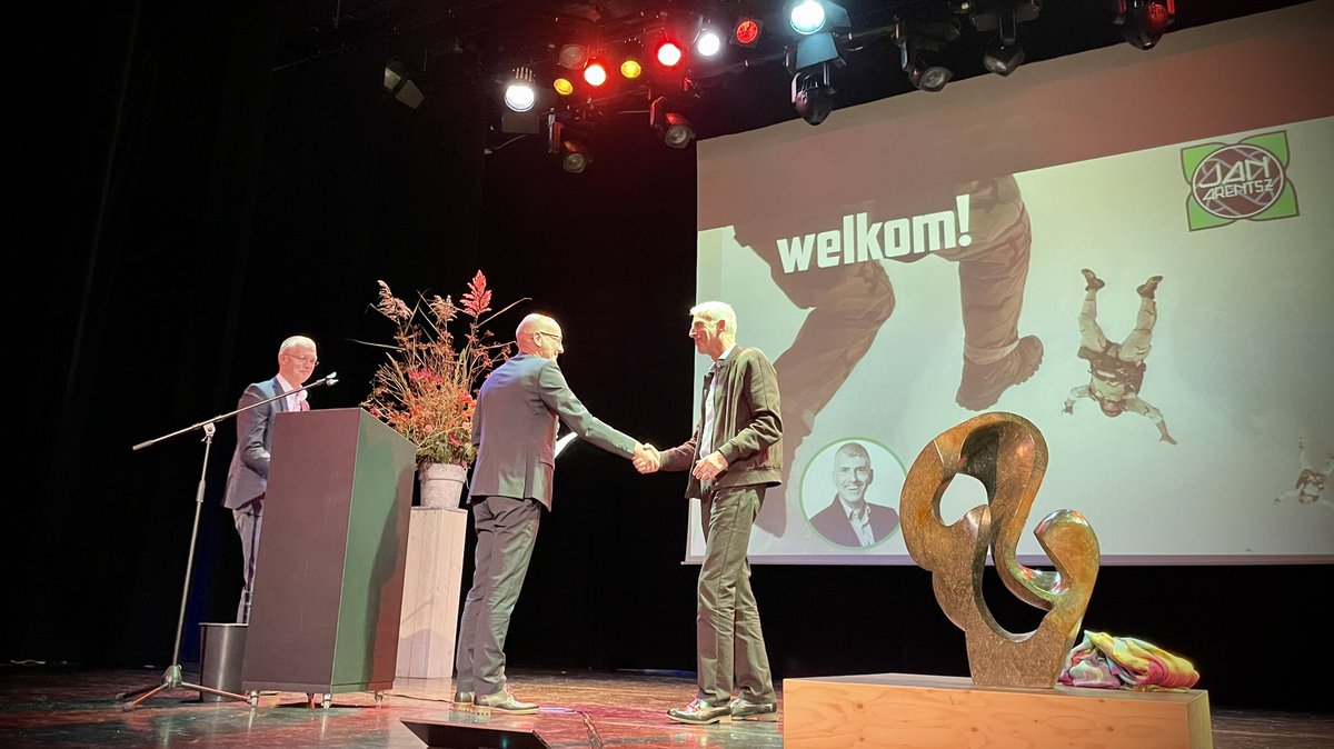 Afscheid van <a href="/dickbruinzeel/">Dick Bruinzeel</a> 

In theater De Binding in Langedijk namen wij gisteren officieel afscheid van onze bestuurder, Dick Bruinzeel.   

Een inspirerend schoolleider en fantastisch mens verlaat onze school.