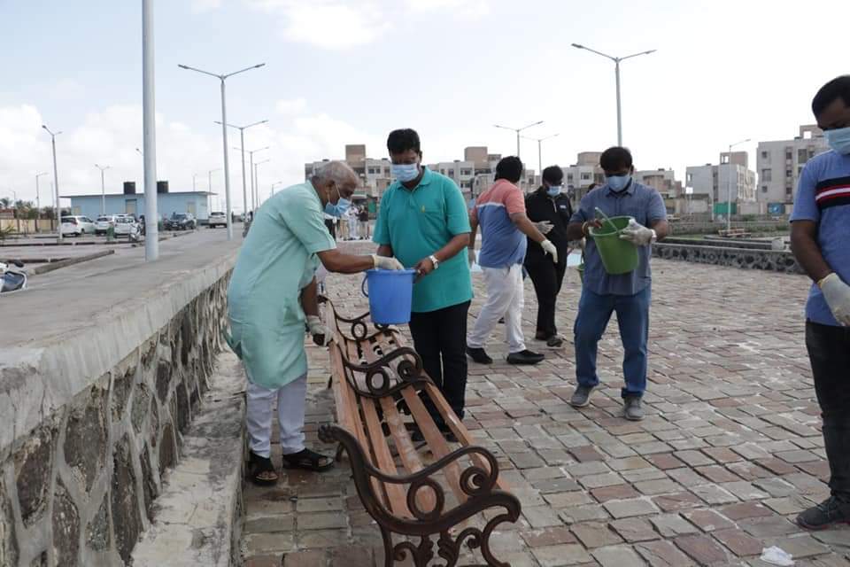 ZaveriBhai's tweet photo. આજ રોજ ગીર સોમનાથ વેરાવળની ચોપાટી ખાતે વેરાવળ-પાટણ સંયુક્ત નગરપાલિકા દ્વારા *"Clean India Drive"* અભિયાન અંતર્ગત સ્વચ્છતા ઝુંબેશમાં ભાગ લેતા ગુજરાત પ્રદેશ ભાજપ મંત્રી આદરણીય શ્રી  ઝવેરીભાઈ ઠકરાર @narendramodi @BJP4Gujarat @CRPaatil @Bhupendrapbjp https://t.co/FXNSnyFCHl