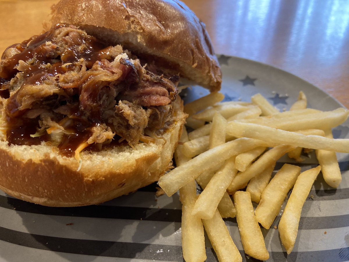 b_yard_mitake's tweet image. 間違いないペアですが、
プルドポークを使った新メニューを、開発していきます。
ご期待下さい！

#pulledpork 
#pulledporkburger 
#frenchfries 
#プルドポーク
#プルドポークバーガー
#フライドポテト