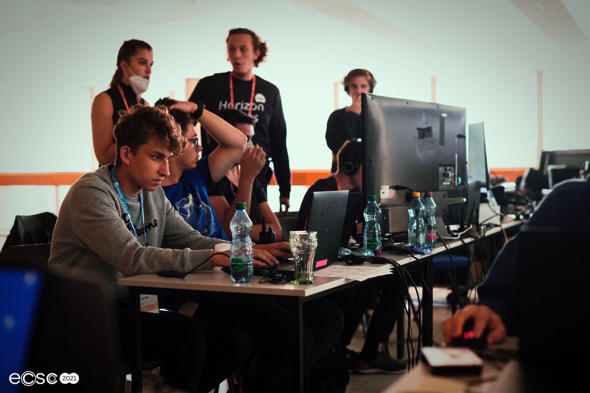 We've had an amazing two days of #HorizonNews live.📢 We thank the whole team for their work, thanks to which we watched the live events from studio #Prague in the afternoon.👏

Watch livestreams on YouTube #ECSC2012 ▶️ youtube.com/playlist?list=…