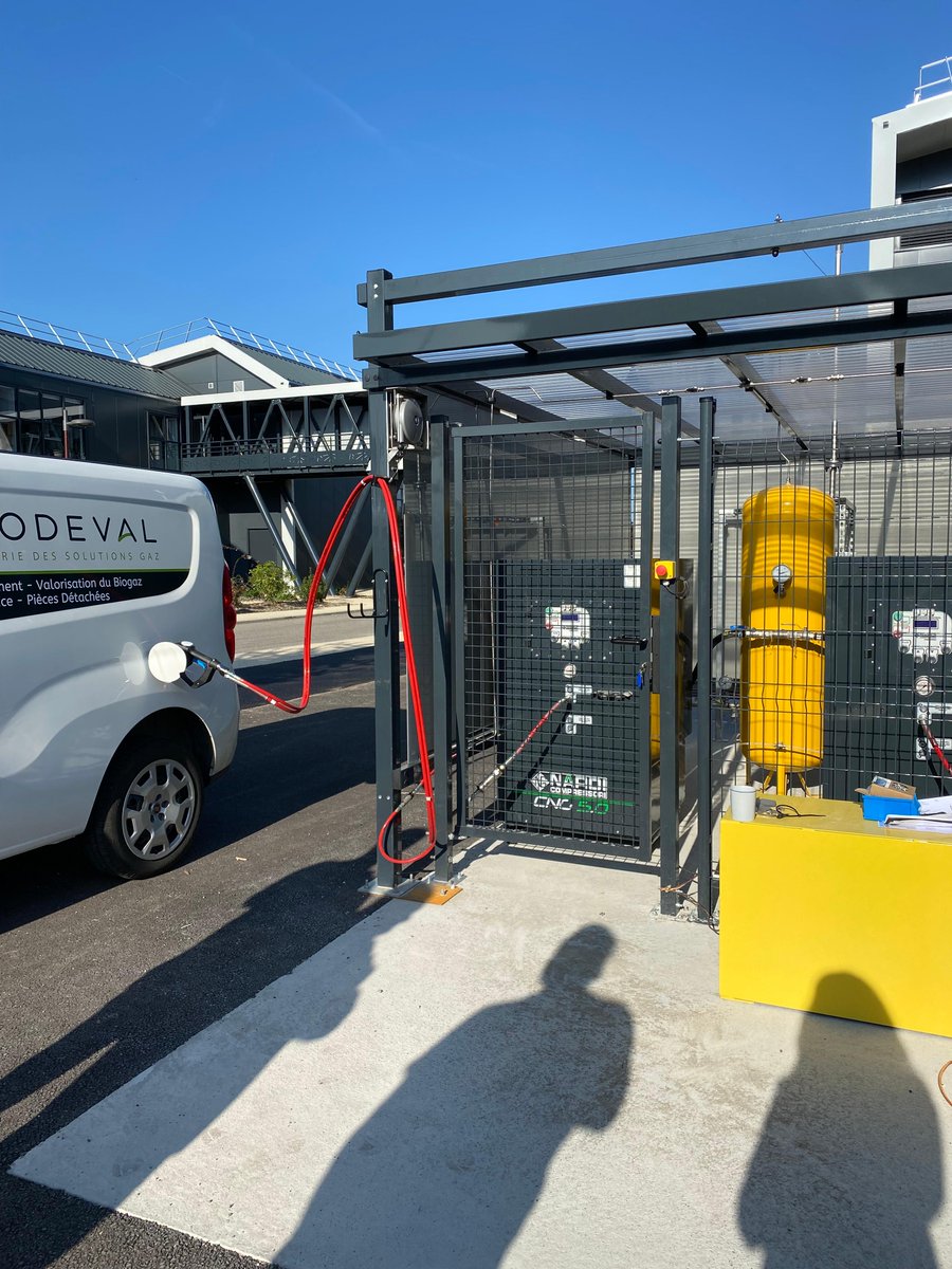 ☀️🍃 Aujourd'hui, le premier plein 🚗 au #BIOGNV dans notre station privée CN'Green a été fait !
#Ravitaillement de notre #flotteautomobile en cours
Agir pour la #mobilitéverte et #locale c'est possible ! ☝️
#biogaz #biomethane #gazvert #énergierenouvelable #transitionenergetique