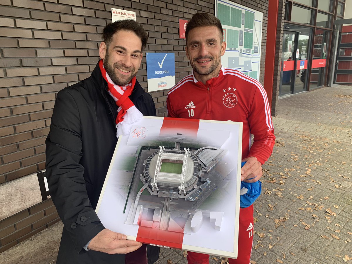 ajaxlife's tweet photo. We kregen bezoek van @StadiumsForAnts en lieten zijn mini-Arena signeren door niemand minder dan @DT10_Official! โ๏ธ๐
Luister vanavond naar de Ajax Life #podcast en maak kans om dit prachtige bouwwerk te winnen!! ๐ค๐๐ง #Ajax https://t.co/SyIPjKfrJ1