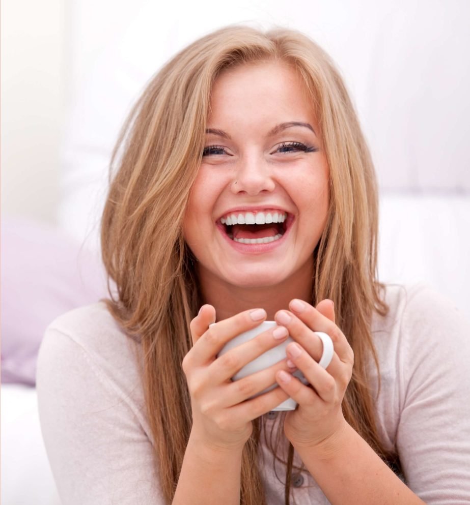 девушка с маникюром. смеющаяся девушка. смеющаяся девушка. смеющаяся девушка. красивая девушка смеется.