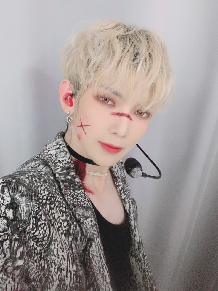 EB0YSANG's tweet photo. halloween month has arrived https://t.co/docyVaQSL5