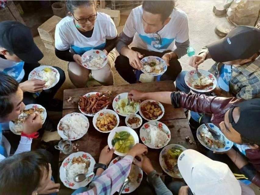 MthinnSpring's tweet photo. Freelance volunteer Kutkai Youth Group went to Manang Village, Kutkai Tsp to provide food supplies &amp; shelters to those who are in needs on Sep 30. #AcceptNUG_RejectMilitary #Oct1Coup #WhatsHappeningInMyanmar https://t.co/AgGXkGPNVl