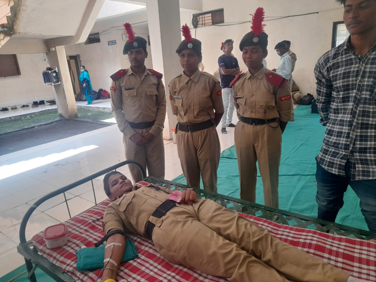 TKhamgaon's tweet photo. 7 SD and 2 SW of Shivaji Arts, Science and Commerce  College, Motala donated blood on the occasion of Gandhi Jayanti and birthday of Lal Bahadur Shastri. https://t.co/fVRPaNwZY4