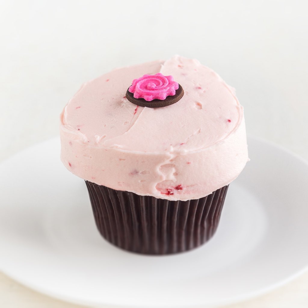 cupcakesottawa's tweet image. Raspberry!!🧁#fridayflavours #raspberrycupcakes