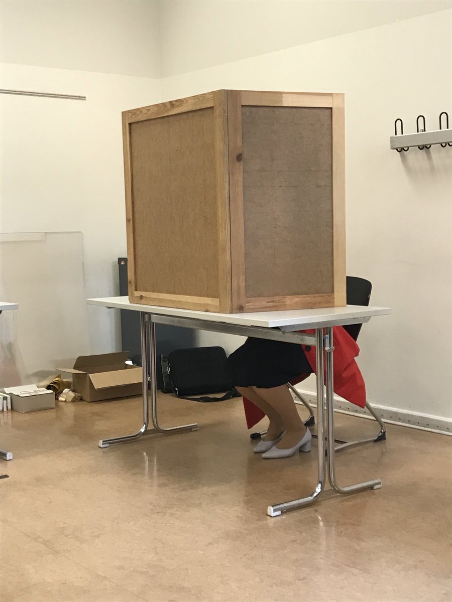 Wer auch immer sich über #Wahlchaos Berlin amüsiert. Für die vielen freiwilligen Wahlhelfer, die bei der Stange geblieben sind, ist das nicht lustig. Frau Giffey sass 4 min in der kabine. Rechnen wir dies mal 600 wähler.