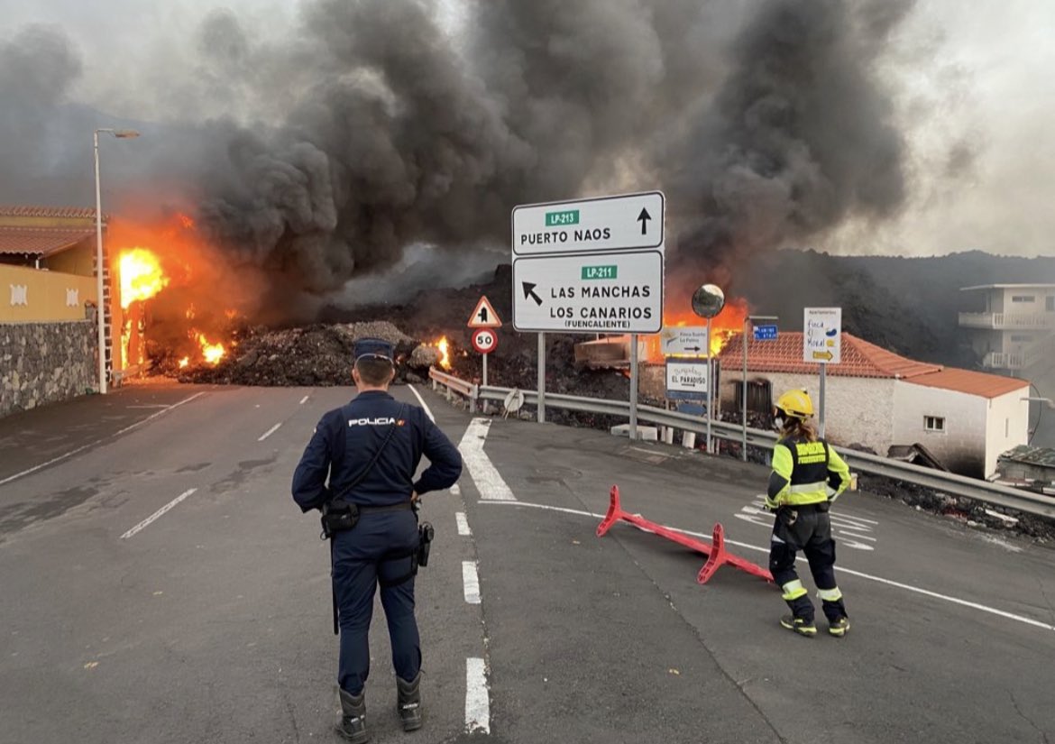 ftvEmergen's tweet photo. 🚨🌋LA PALMA 🌋🚨hoy regresa el primer grupo de bomberos de Fuerteventura, preparando el segundo contingente, nos llevamos de La Palma, la lección de vida que está dando la población de La Palma y algunas imágenes imborrables que queremos compartir. https://t.co/oC1FOr2AA4